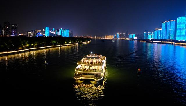 坐游船，赏明月