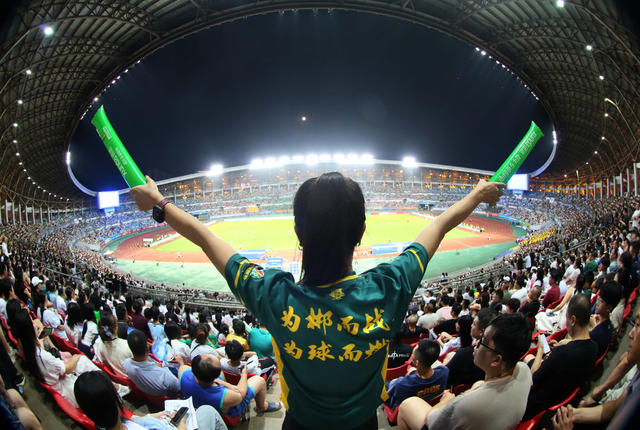 2026湘超  常规赛   
 郴州队  怀化队  6:0 
 战绩  大胜怀化队  赛场  球员   球迷  助威  气势  