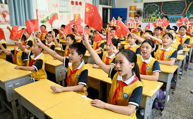 歌颂 祖国 迎国庆 学校 学生 祝福  国庆 活动 唱歌 国旗 向日葵 喜庆 歌曲