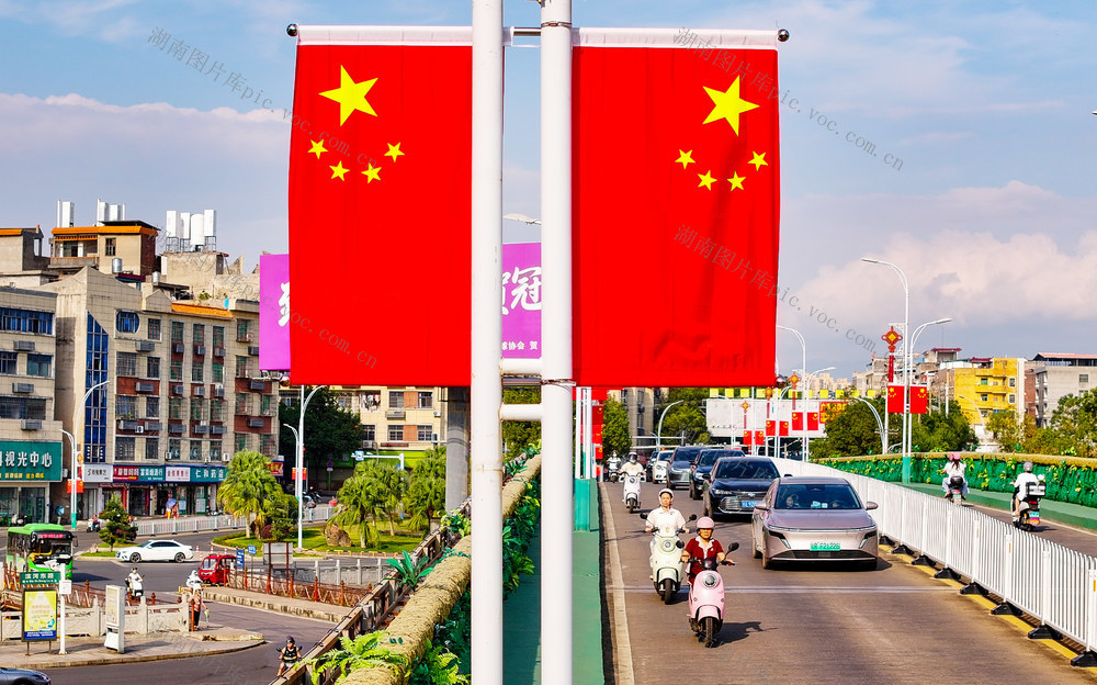 悬挂  国旗  喜迎   国庆