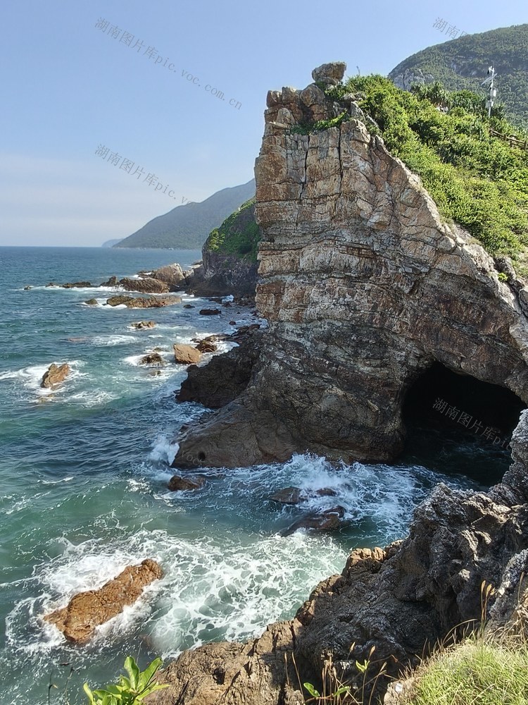 周星驰电影《美人鱼》取景地——人鱼洞，碧波荡漾，崖壁陡峭，海浪拍岸，仿佛美人鱼曾在栖息。是游客追寻电影足迹、拍照打卡的热门景点。