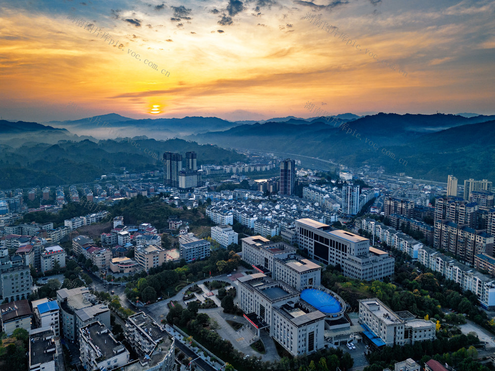 日出 朝阳 怀化 新晃 县城 航拍 全景 山城 晨雾  风景 风光 河流 小城 乡下  朝霞 天空 云彩