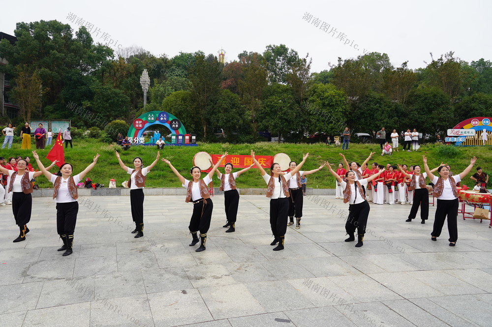 喜迎国庆（图）

9月30日，湖南省隆回县方大广场，100多名文艺爱好者自发组织文艺汇演，喜迎国庆。
