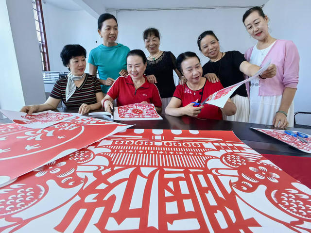 嘉禾：剪纸迎国庆
