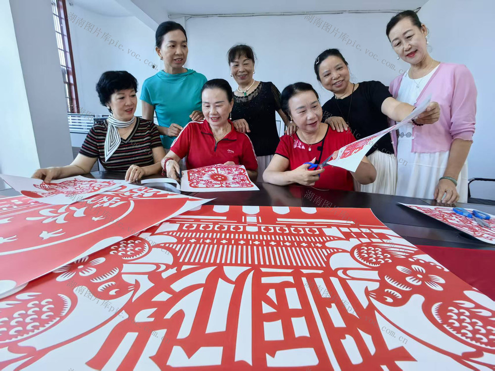 嘉禾：剪纸迎国庆