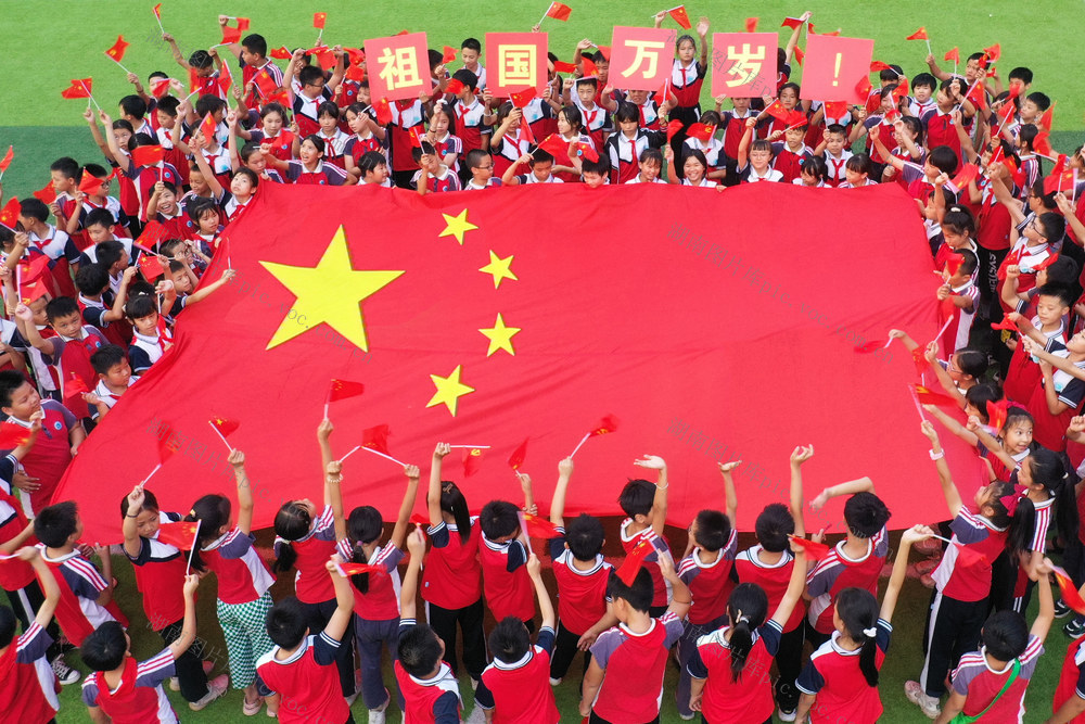 嘉禾：与国旗合影 为祖国祝福