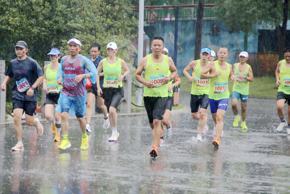 常德 跑步爱好者 冒雨奔跑 喜迎国庆