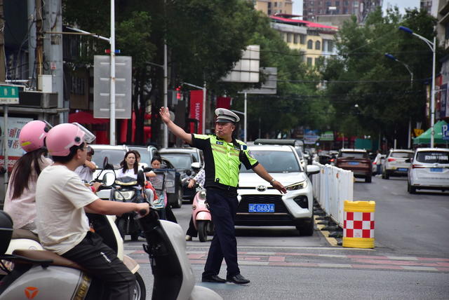 交警在岗护国庆
