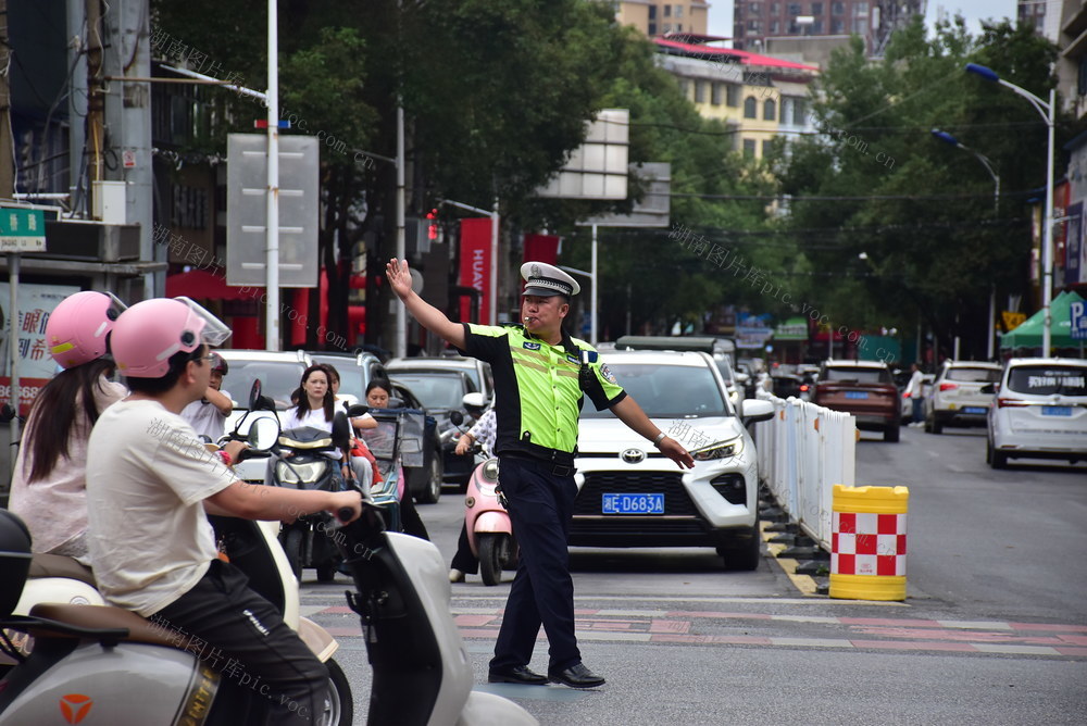 交警在岗护国庆
