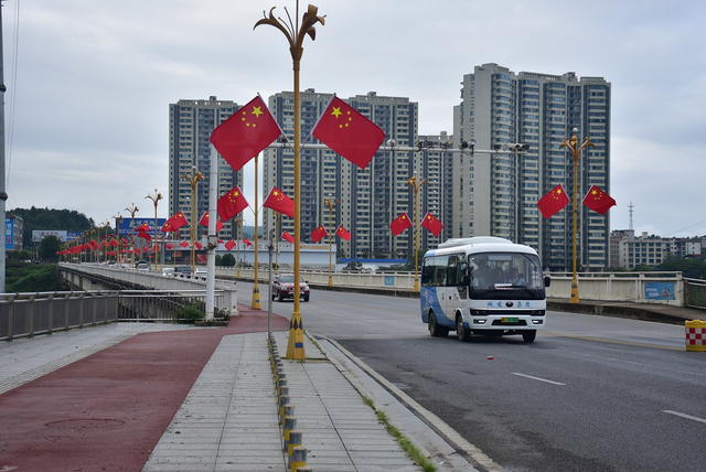 红旗飘扬庆国庆
