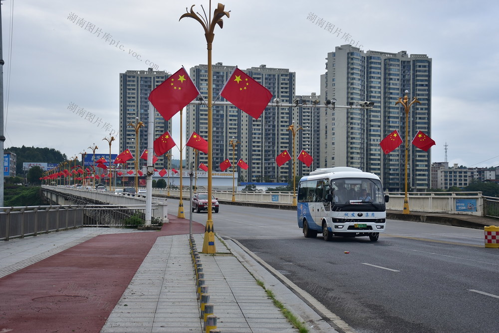 红旗飘扬庆国庆

