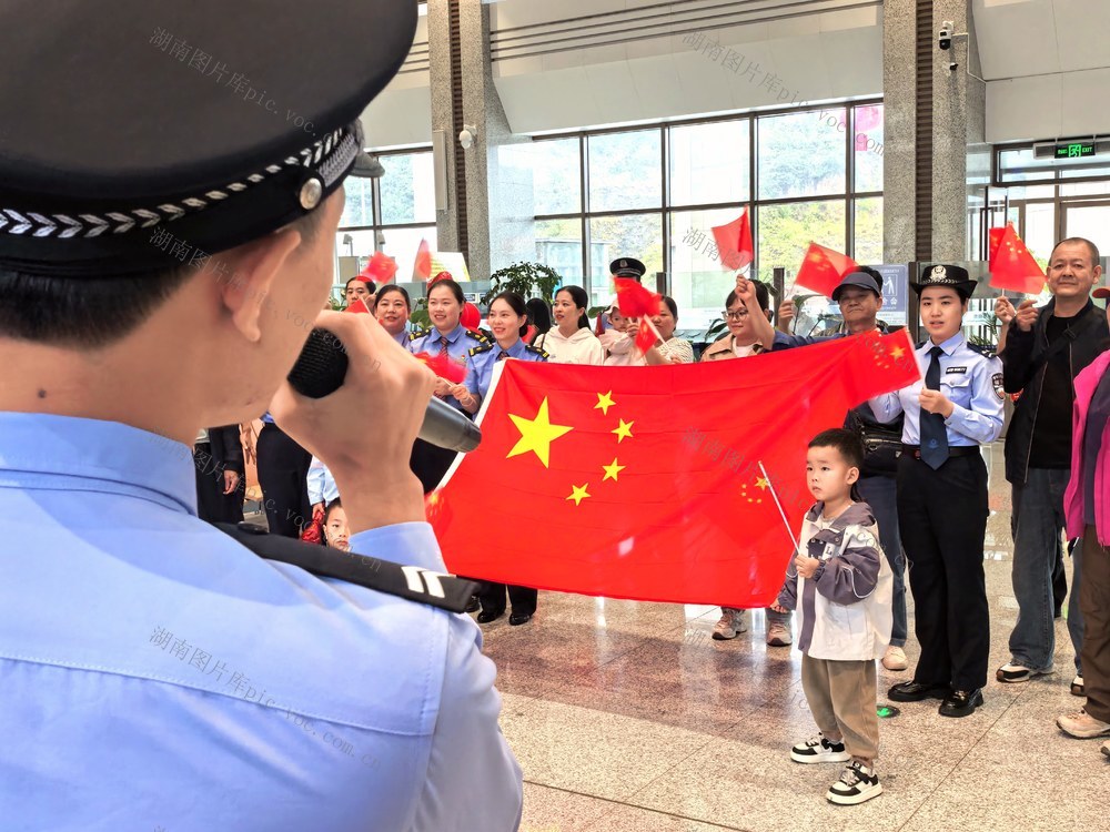  铁警在候车室与旅客欢度国庆