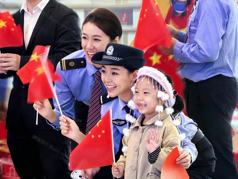 国庆第一天，警身映现红旗飘