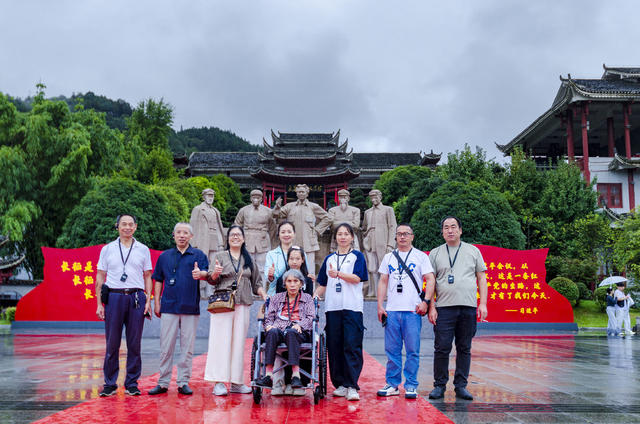 游客 参观 通道 转兵 纪念馆 追忆 英雄 传承 长征 精神
