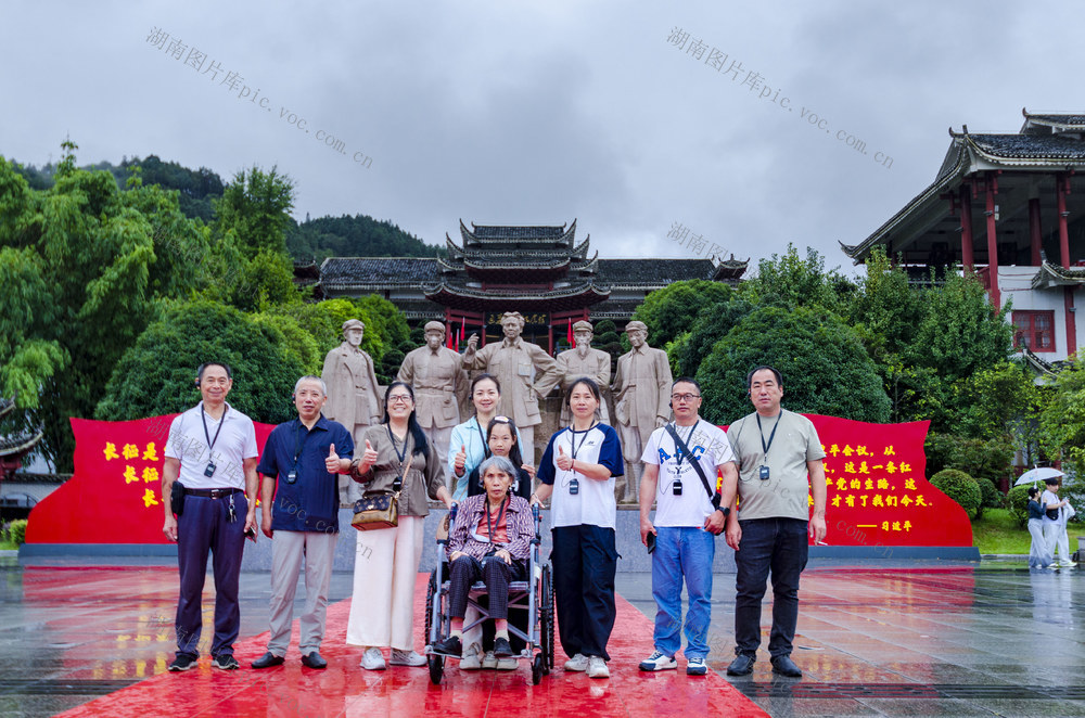游客 参观 通道 转兵 纪念馆 追忆 英雄 传承 长征 精神
