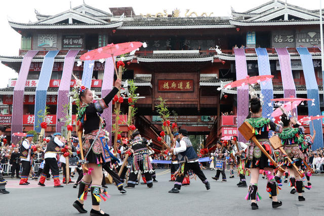 侗乡 各族 同胞 巡游欢 国庆 聚同心 游客

