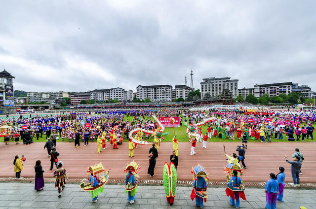 侗族 巡游 欢度 国庆 增进 民族 团结 交流