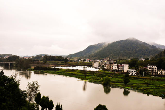 山村秋景醉游人