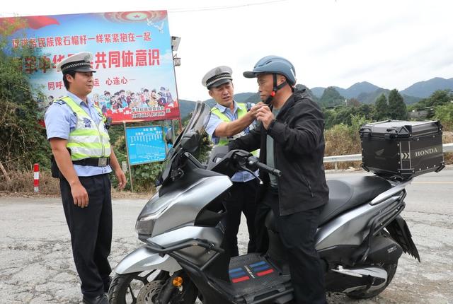 假期交警执勤忙     坚守岗位保平安
