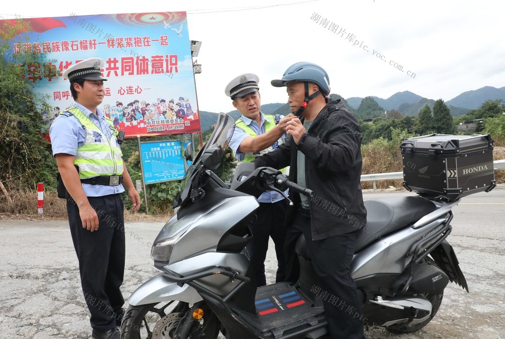 假期交警执勤忙     坚守岗位保平安
