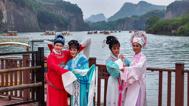 湖南  郴州市  苏仙区 
 飞天山  国家地质公园   游人  翠江  竹筏 
 丹崖  赤壁  沉浸式 
  碧水丹霞  画卷  九龙水寨   风光   黄梅戏  爱好者