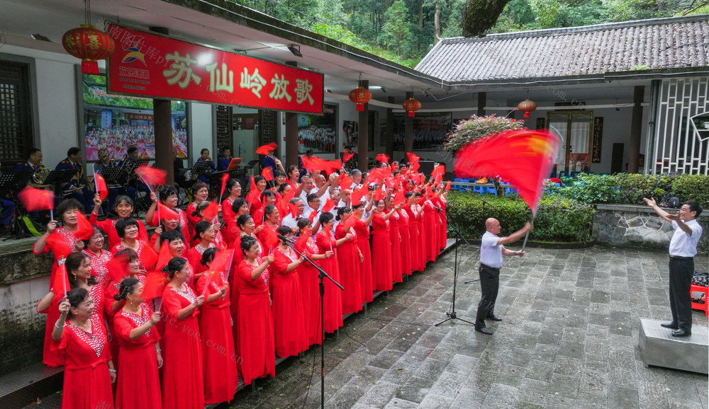 郴州市  苏仙岭  桃花居  歌声  市民  业余歌手  苏仙岭放歌  歌喉  我和我的祖国  爱国歌曲  歌颂祖国 