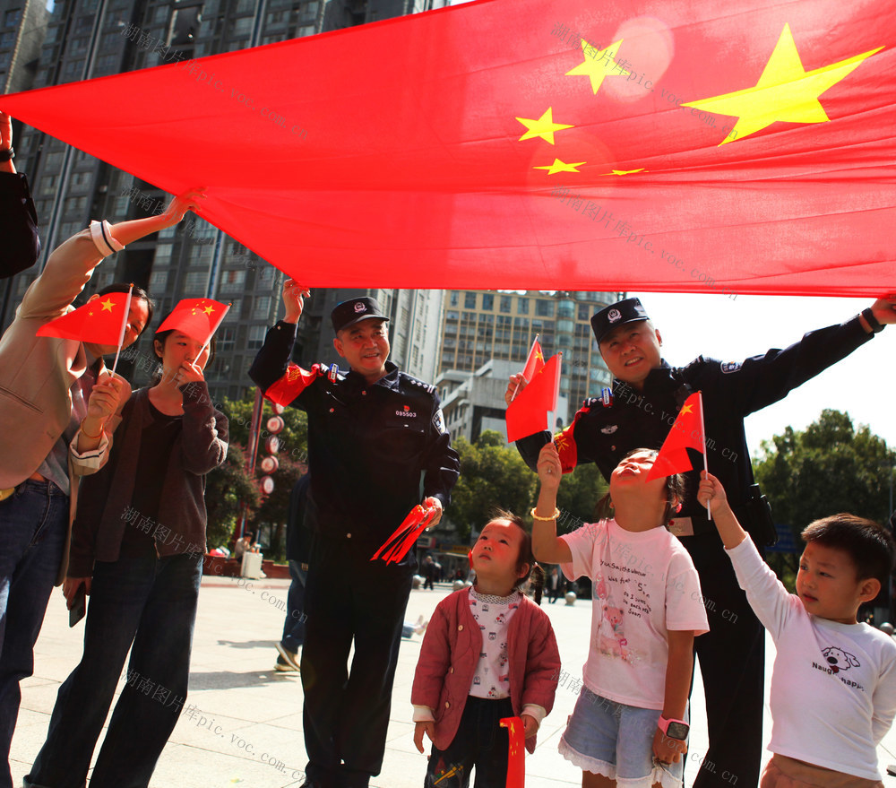 怀化铁警与旅客同乐国庆节