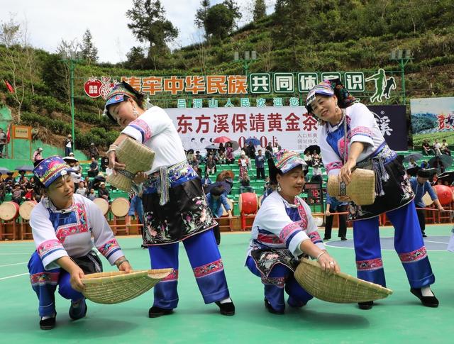    民俗表演引客来