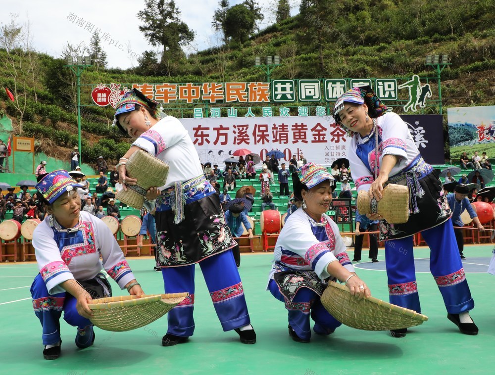    民俗表演引客来