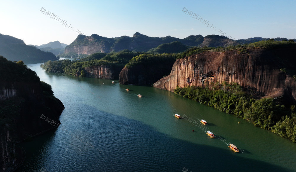 湖南  郴州  苏仙区 
 飞天山  国家地质公园  翠江  九龙水寨 
 竹筏  丹岩   轻舟已过万重山  游客  山水画卷  丹霞  碧水  