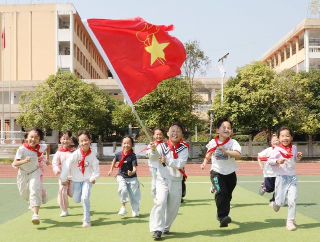 喜迎建队日   争做好少年