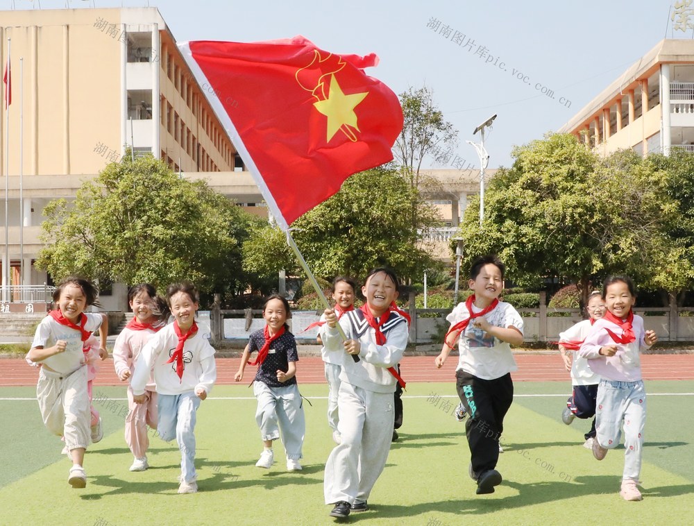  喜迎建队日   争做好少年