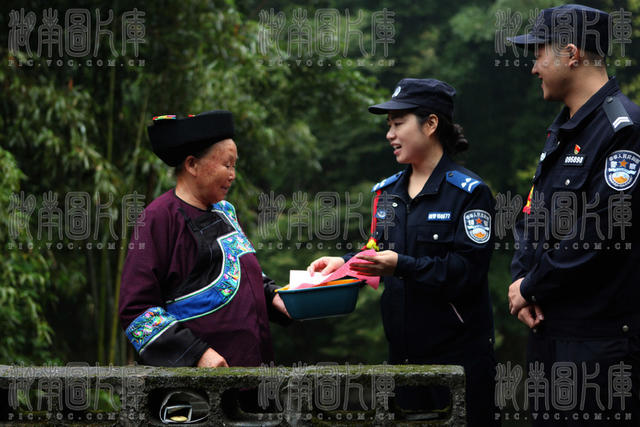 怀化铁警关爱苗乡老人