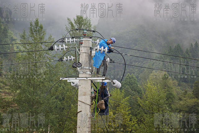 龙山  冒雨杆上施工