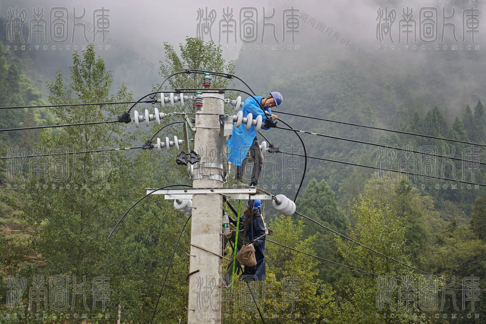 龙山  冒雨杆上施工