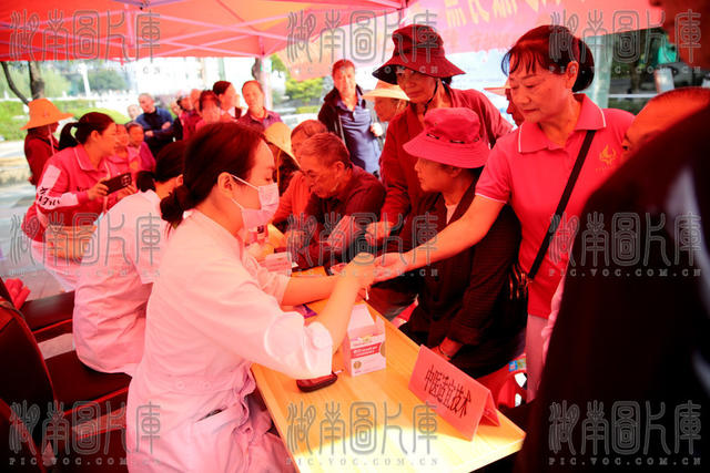 桂东、乐享银龄、老人节、罗霄广场、桂东县人民医院、义诊、测血压血糖、中医适宜技术、健康咨询、孝老爱亲