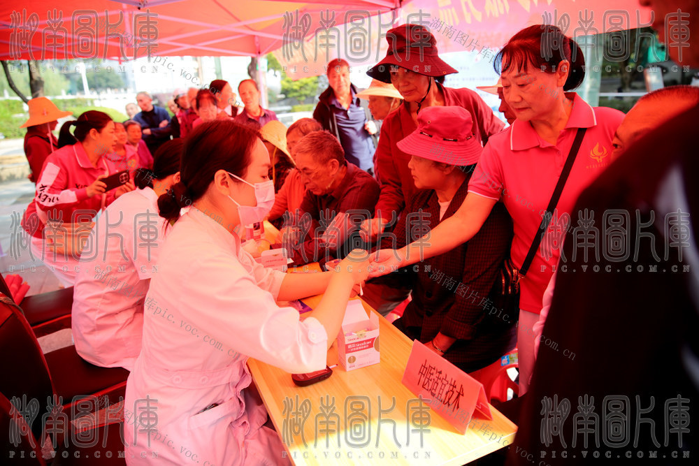 桂东、乐享银龄、老人节、罗霄广场、桂东县人民医院、义诊、测血压血糖、中医适宜技术、健康咨询、孝老爱亲
