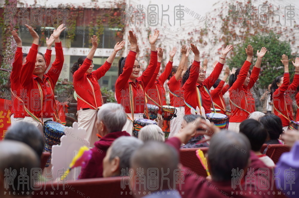 巾帼志愿者服务老人（图）