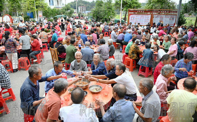 重阳节  敬老 爱老 百家宴 公益 送温暖  节日 祝福 老年人 乡村 欢聚
 关怀