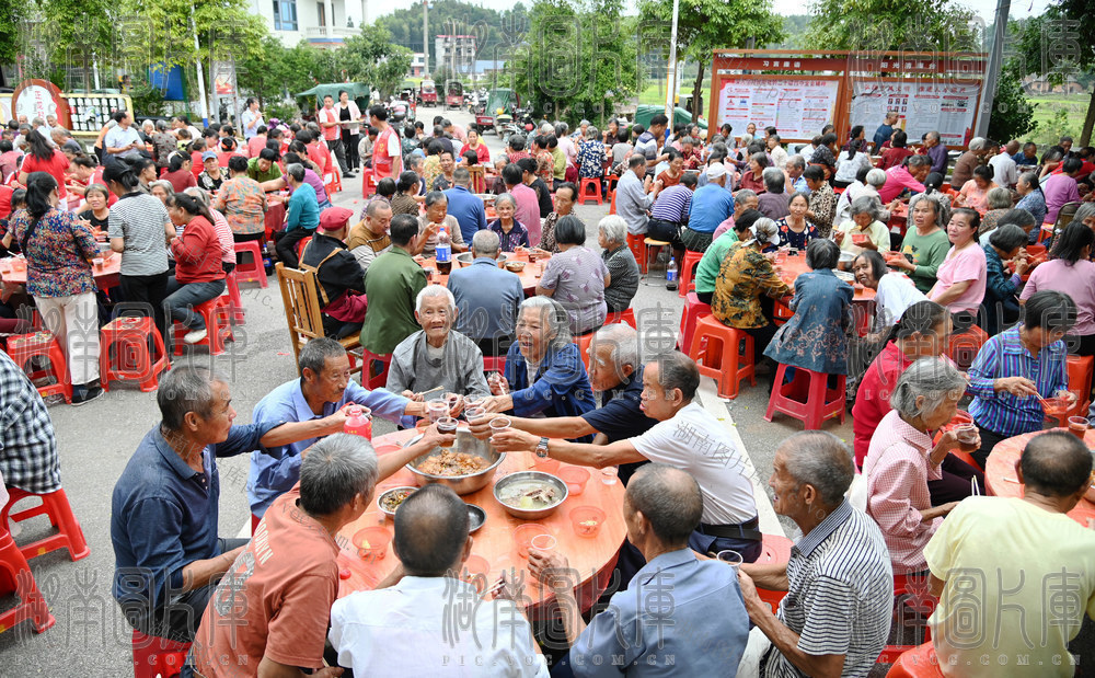 重阳节  敬老 爱老 百家宴 公益 送温暖  节日 祝福 老年人 乡村 欢聚
 关怀