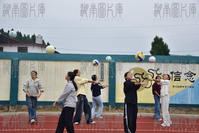 课间排球练正酣