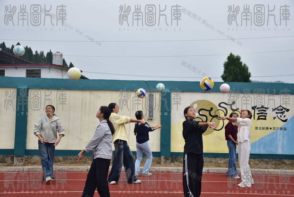 课间排球练正酣