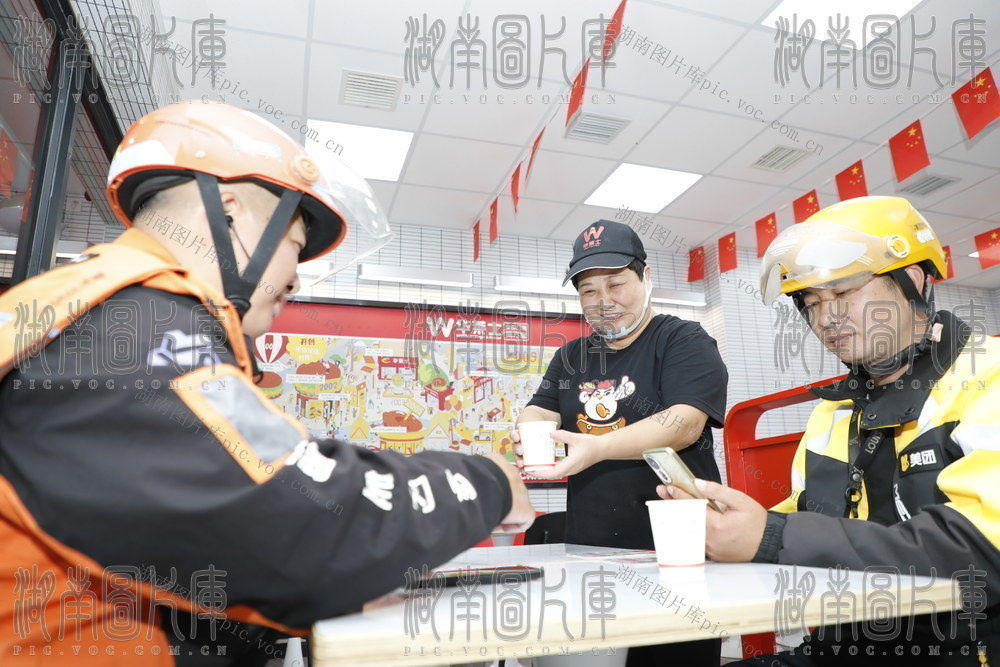 近年来，湖南省永州市新田县创新推行“工会驿站+”融合共建模式，把贴心服务送到新就业群体身边。