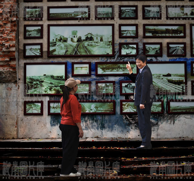 长沙北站于1911年落成、2011年落幕，。
由于城市的建没与发展，长沙北站如今仅存不是几百平米，这片曾经繁华的北站终将落幕，即将迎来拆迁，告别城市街巷。
以此两幅图片光影，定格下老北站最后的模样。