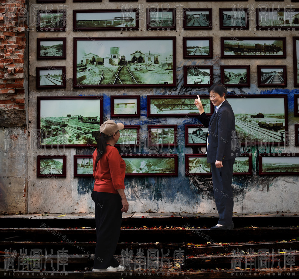 长沙北站于1911年落成、2011年落幕，。
由于城市的建没与发展，长沙北站如今仅存不是几百平米，这片曾经繁华的北站终将落幕，即将迎来拆迁，告别城市街巷。
以此两幅图片光影，定格下老北站最后的模样。