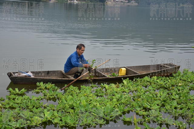 小舟巡河 护赧水