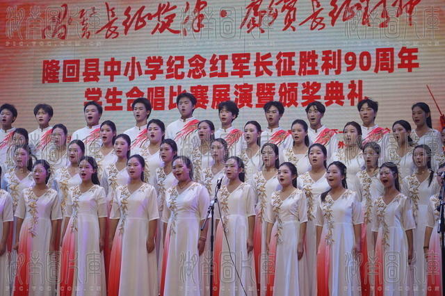 隆回千名师生参加红歌大赛（图）
10月25日，湖南省隆回县举行纪念红军长征胜利90周年合唱大赛展演，1000余名师生参加演出。图为展演现场。