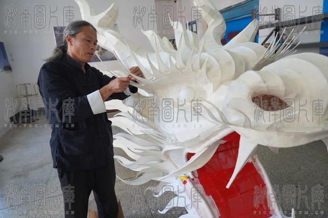 龙狮文化的坚守者（图）

10月26日，欧阳成龙在编织龙头。欧阳成龙，今年54岁，湖南省隆回县司门前镇畲溪村人，从小喜欢武术、舞龙舞狮。他把这一生来的心血都用在武术、舞龙舞狮行业。随着时代的发展，眼见身边从事舞龙舞狮的人越来越少，去年，他牵头成立了隆回县舞龙舞狮协会，免费为当地100个村寨送去100条龙，组织一千多名群众学习舞龙。为了节省成本，今年9月，他又自费从贵州学回织龙技术，自己制造龙并送进村。